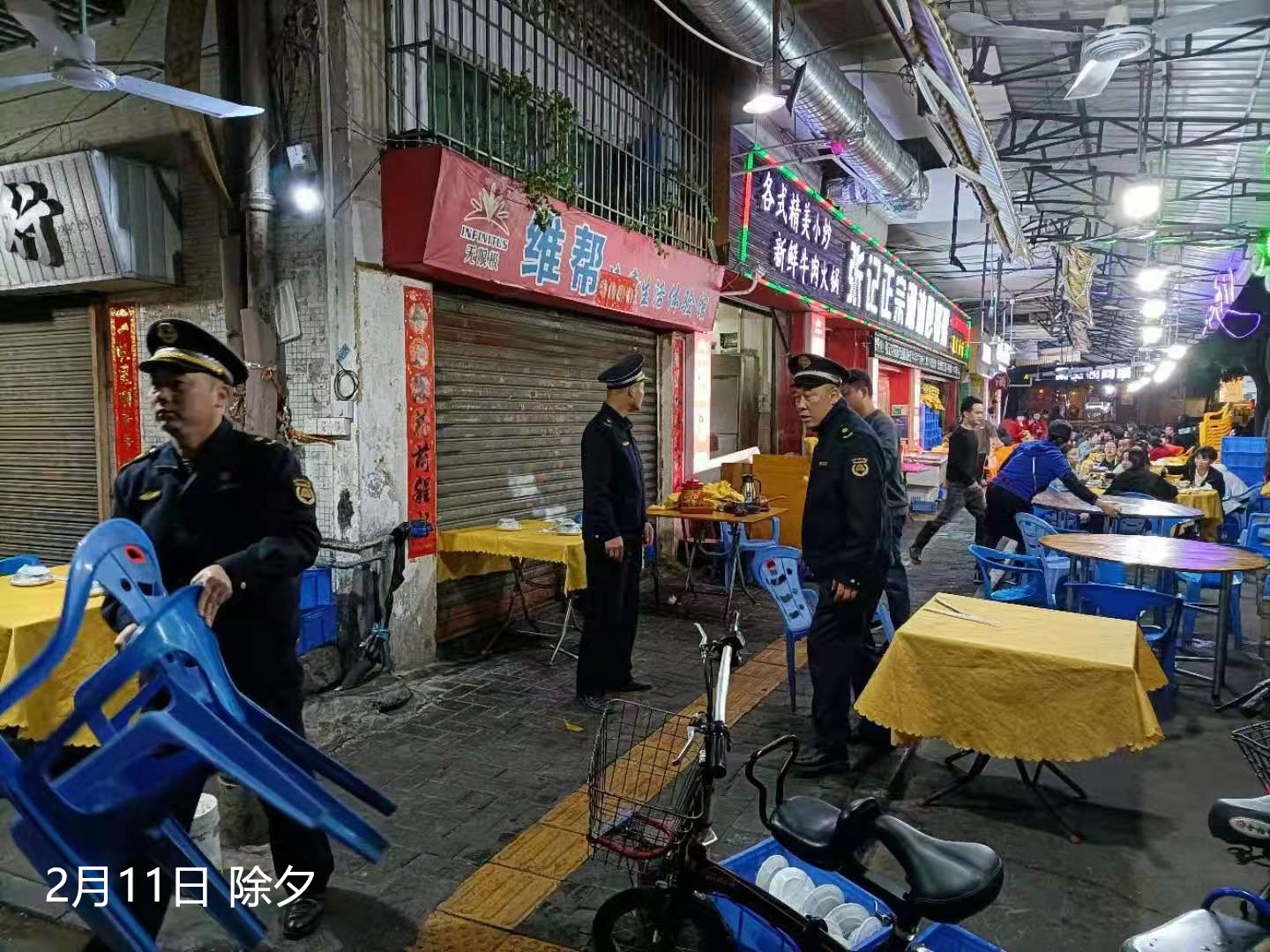 2月10日年三十勸導天河中路食街一帶商鋪不得占用人行道經營_副本.jpg