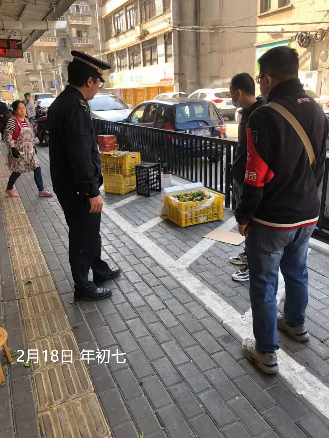 2月18日 勸導勝利市場商鋪不能利用雜物霸占公共停車位_副本.jpg