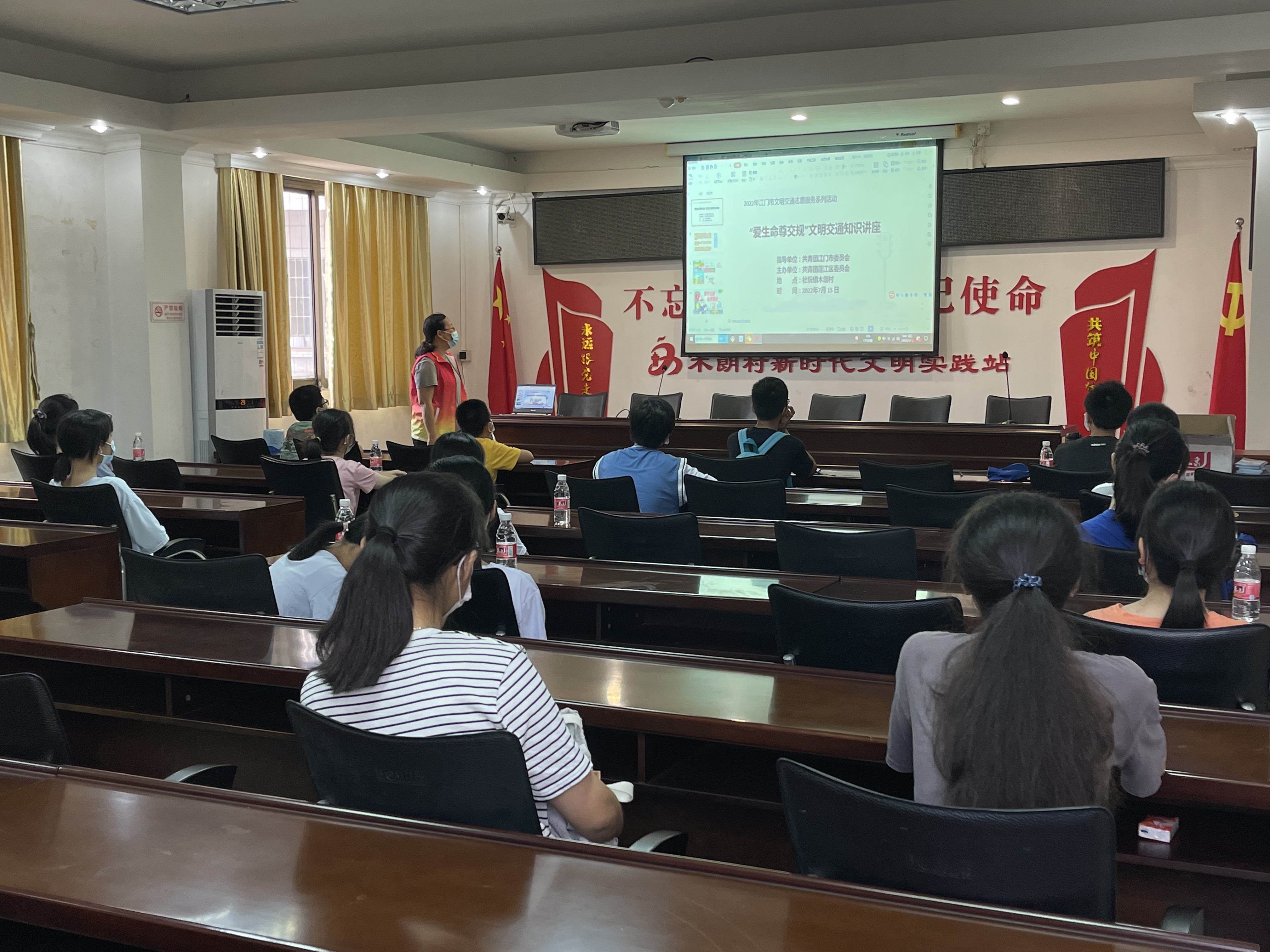 活動時間：2022年7月15日 單位：共青團(tuán)蓬江區(qū)委員會 共青團(tuán)杜阮鎮(zhèn)委員會 服務(wù)對象：群眾 服務(wù)內(nèi)容：在杜阮鎮(zhèn)木朗村開展“愛生命尊交規(guī)”文明交通知識宣傳活動（1）.jpg