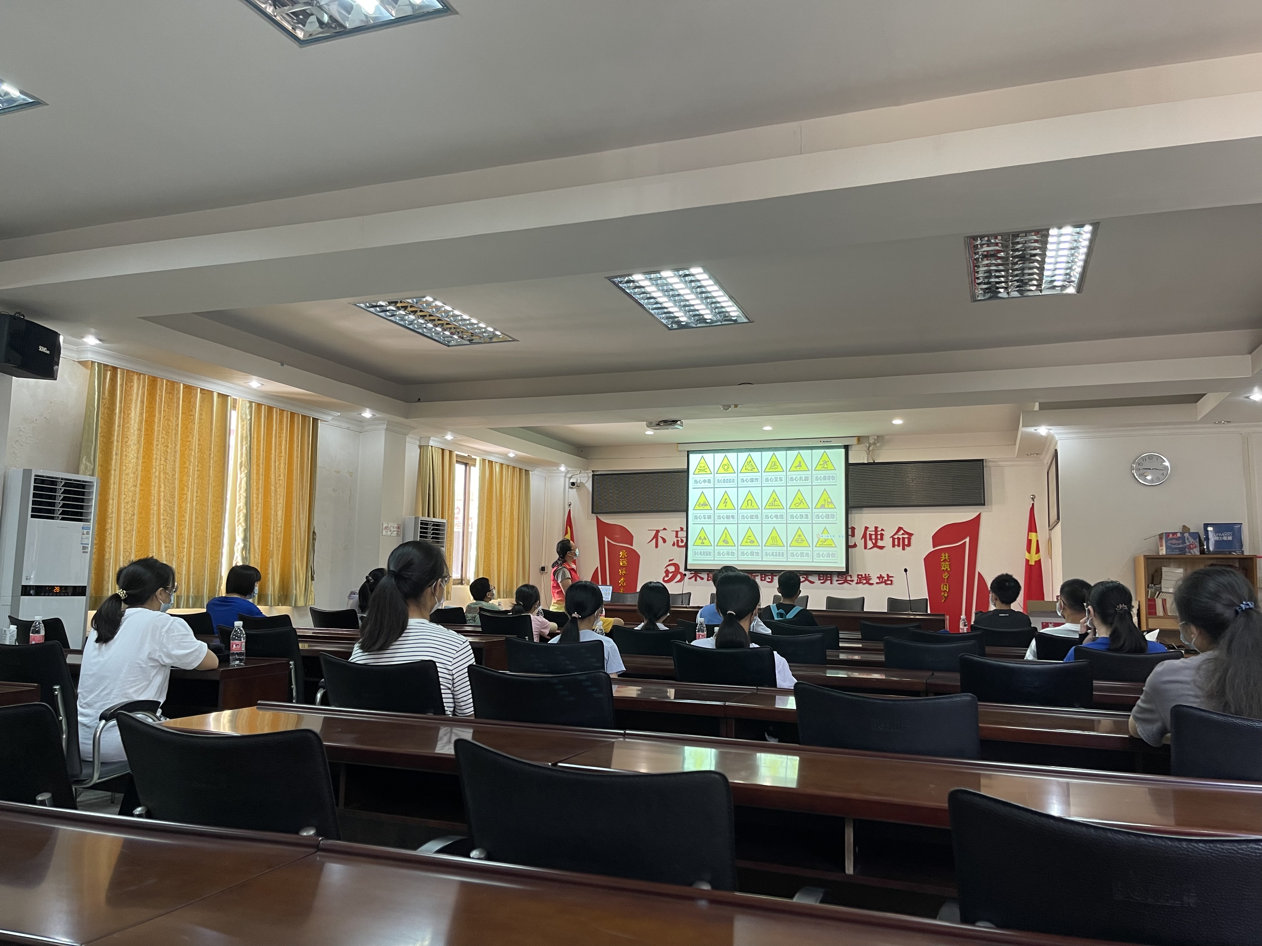 活動時間：2022年7月15日 單位：共青團(tuán)蓬江區(qū)委員會 共青團(tuán)杜阮鎮(zhèn)委員會 服務(wù)對象：群眾 服務(wù)內(nèi)容：在杜阮鎮(zhèn)木朗村開展“愛生命尊交規(guī)”文明交通知識宣傳活動（2）.jpg
