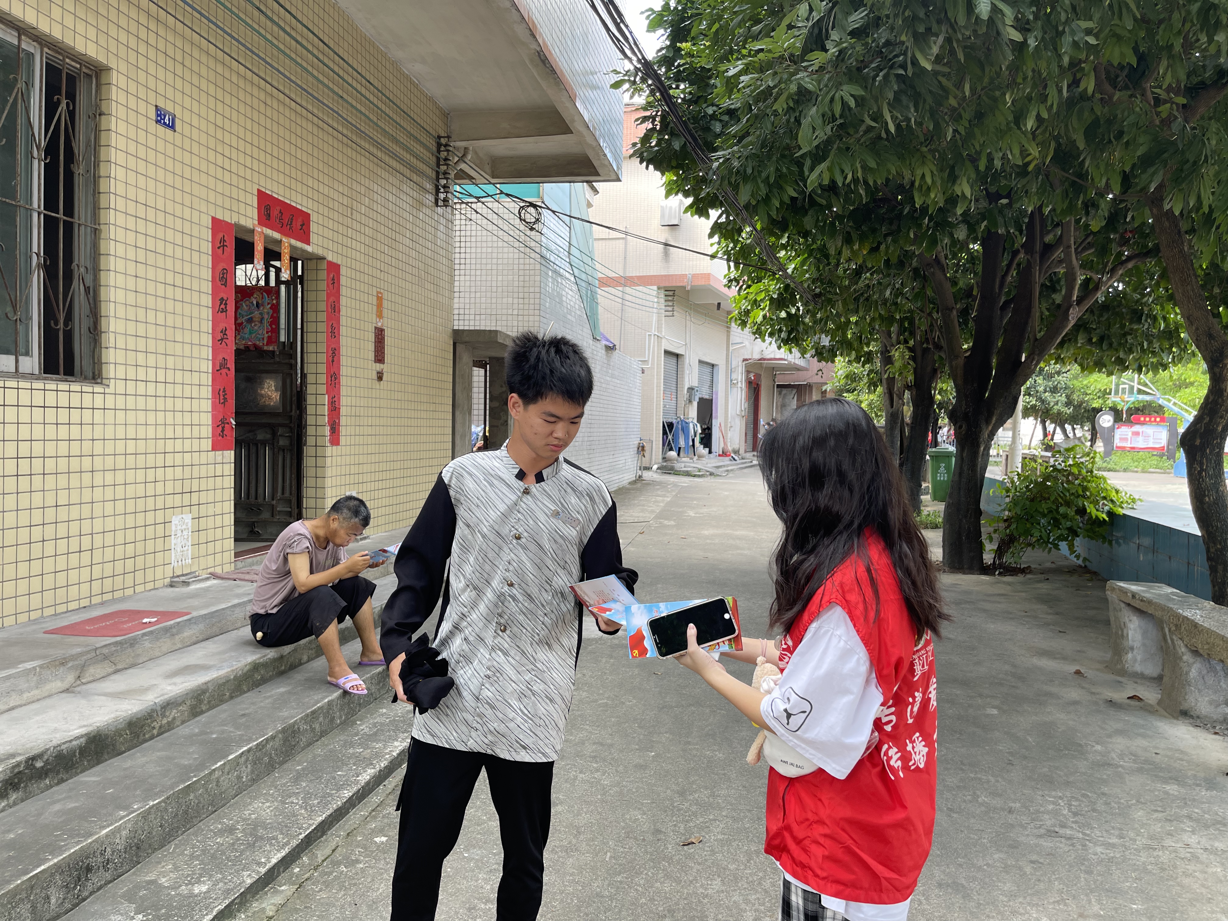 活動時間：2022年7月15日 單位：共青團(tuán)蓬江區(qū)委員會 共青團(tuán)杜阮鎮(zhèn)委員會 服務(wù)對象：群眾 服務(wù)內(nèi)容：在杜阮鎮(zhèn)木朗村開展“愛生命尊交規(guī)”文明交通知識宣傳活動（3）.jpg