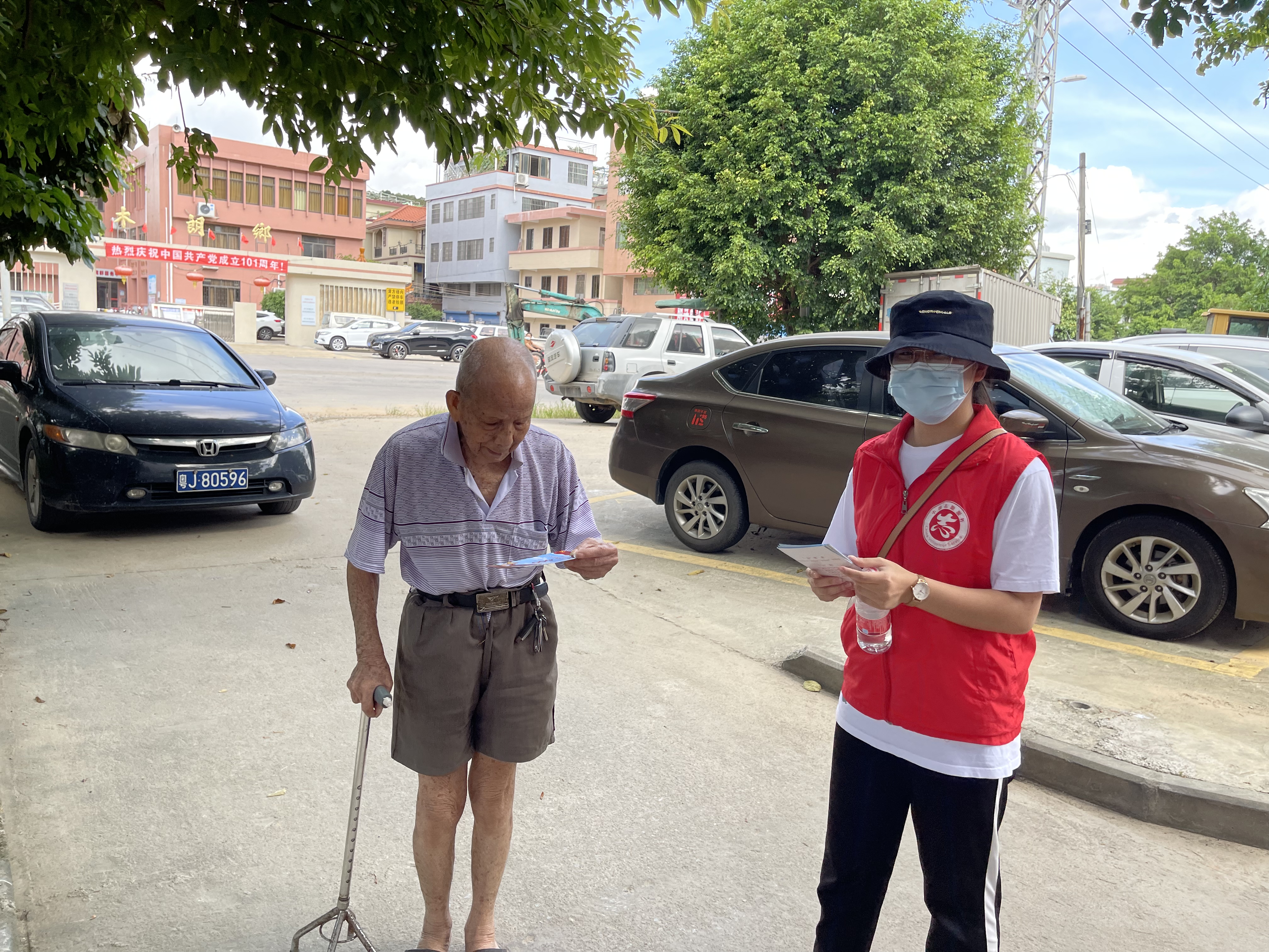 活動時間：2022年7月15日 單位：共青團(tuán)蓬江區(qū)委員會 共青團(tuán)杜阮鎮(zhèn)委員會 服務(wù)對象：群眾 服務(wù)內(nèi)容：在杜阮鎮(zhèn)木朗村開展“愛生命尊交規(guī)”文明交通知識宣傳活動（4）.jpg