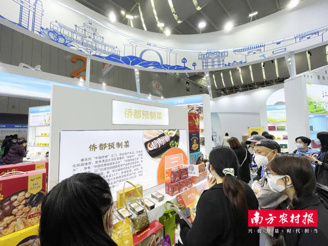 僑都預制菜吸引眾多市民駐足品嘗