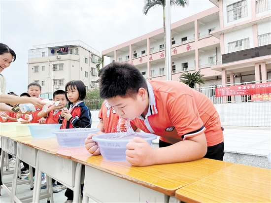 蓬江區杜阮鎮龍溪小學開展“小水盆”憋氣小實驗。.jpg
