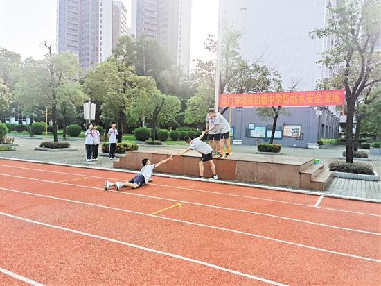江門市培英初級中學舉辦防溺水安全演練活動。.jpg