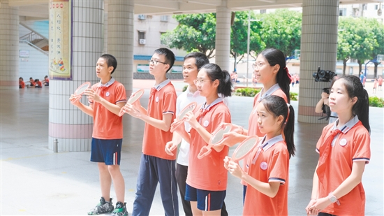 學生正在用鏡子進行陽光反射實驗。.jpg