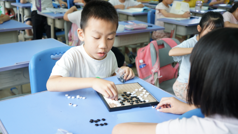 4自習(xí)課，孩子們在下圍棋。.jpg