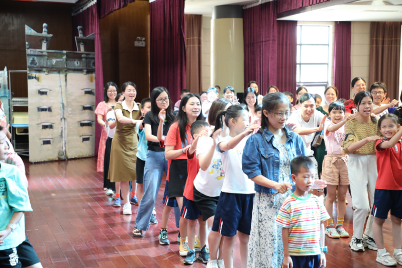 10范羅岡小學(xué)親子家庭參與親子團建活動。.jpg